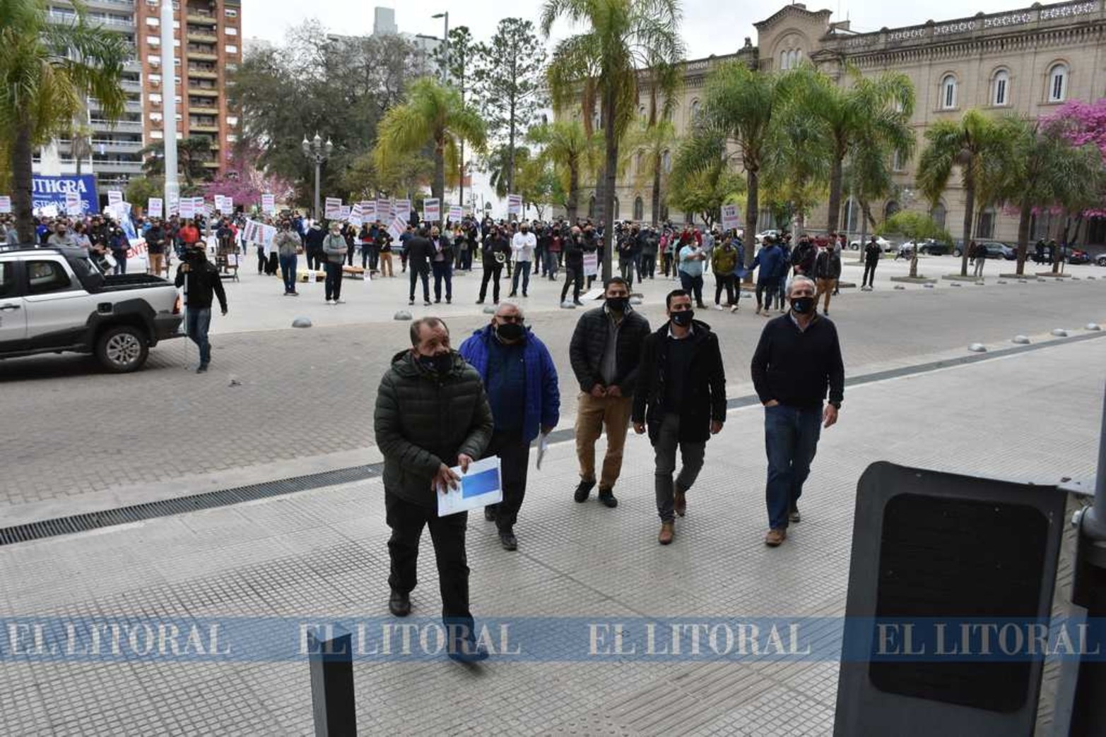 Los bares y hoteleros se movilizaron por la peatonal y llegaron hasta plaza 25 de mayo, frente a casa de gobierno. Entregaron un petitorio y armaron una mesa del dialogo. Siguen cerrados.