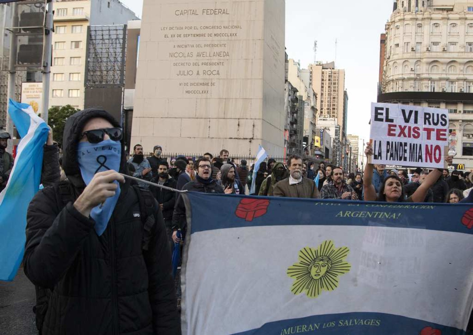 En Capital Federal, en el obelisco, un grupo de personas protesta.