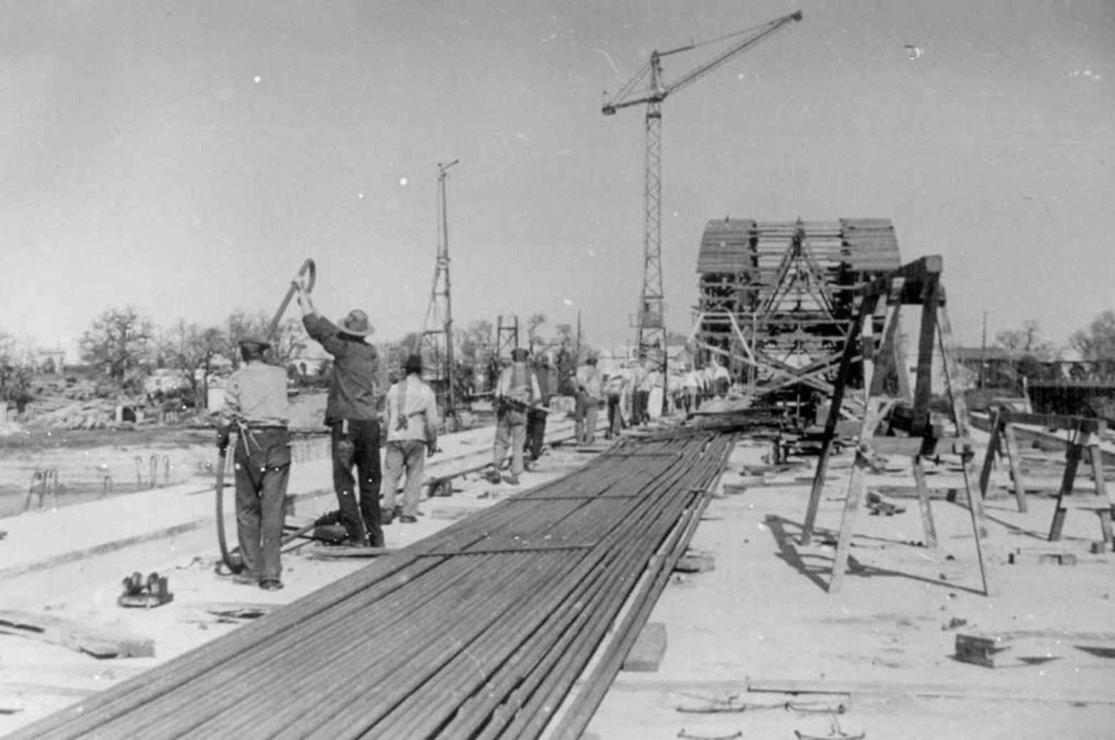 Etapa inicial y Etapa inicial 2. Durante su desarrollo, el puente se integró específicamente por 58 tramos de viga "Gerber, de 10 metros cada una y dos arcos parabólicos atirantados de 80 metros de luz cada uno. Una de estas estructuras se ubica sobre el río Salado y el otro sobre El Vado. Son soportadas por dos cilindros de 24 metros de profundidad, con paredes de hormigón armado de 60 centímetros de espesor.