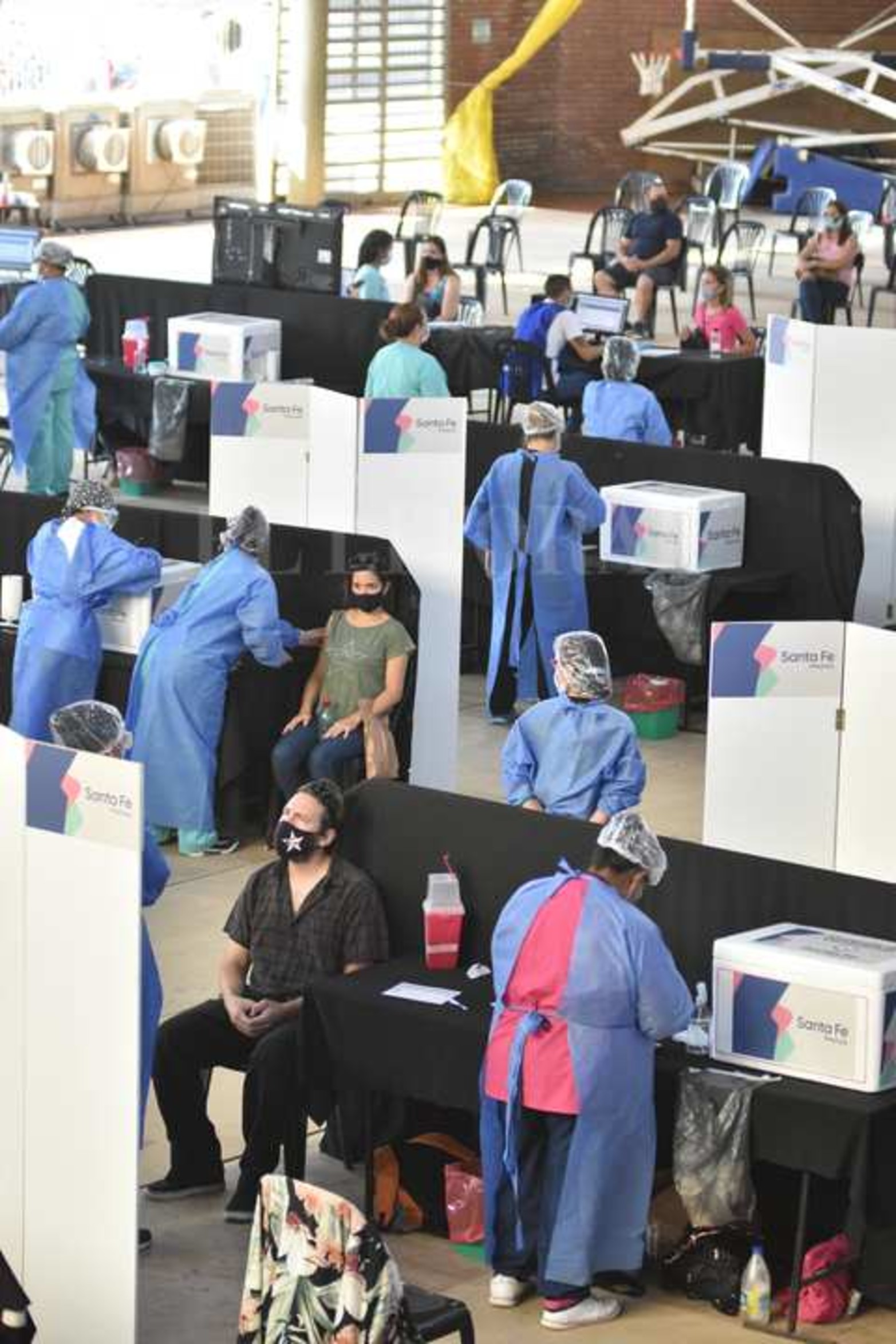 Centro de vacunación a personal docente en las instalaciones del CEF 29 de avenida Galicia y Las Heras.