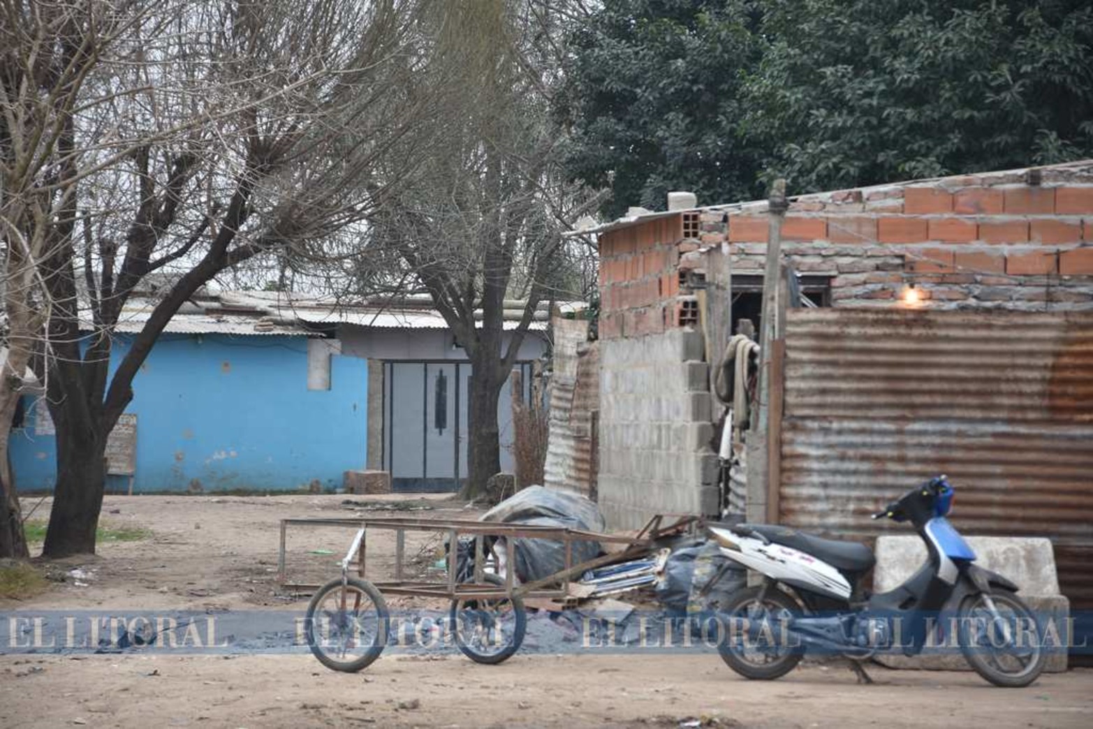 Todos los sábados, junto a un grupo de colaboradores, le dan la leche y un plato de comida caliente a 240 personas. Claro que hay excepciones: no todos los sábados hay para cocinar.