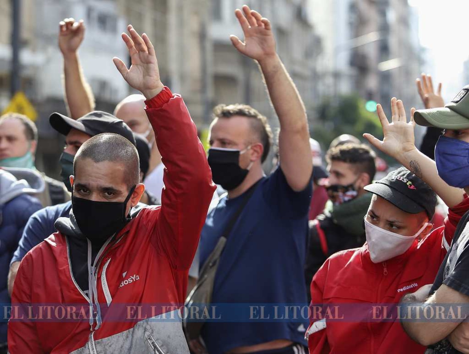 Trabajadores de aplicaciones de delivery y jóvenes precarizados protestan para reclamar mejoras en las condiciones de trabajo y pago del Ingreso Familiar de Emergencia (IFE).