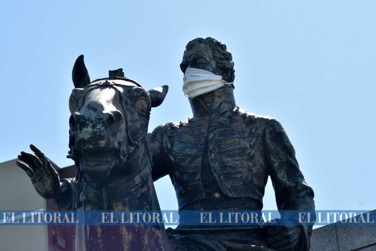 Barbijos para todos y para el Brigadier López también. Como medida simbólica el Gobierno provincial estableció colocar tapabocas a monumentos. Fue el caso del Brigadier Estanislao López ubicado en la costanera oeste de la ciudad.