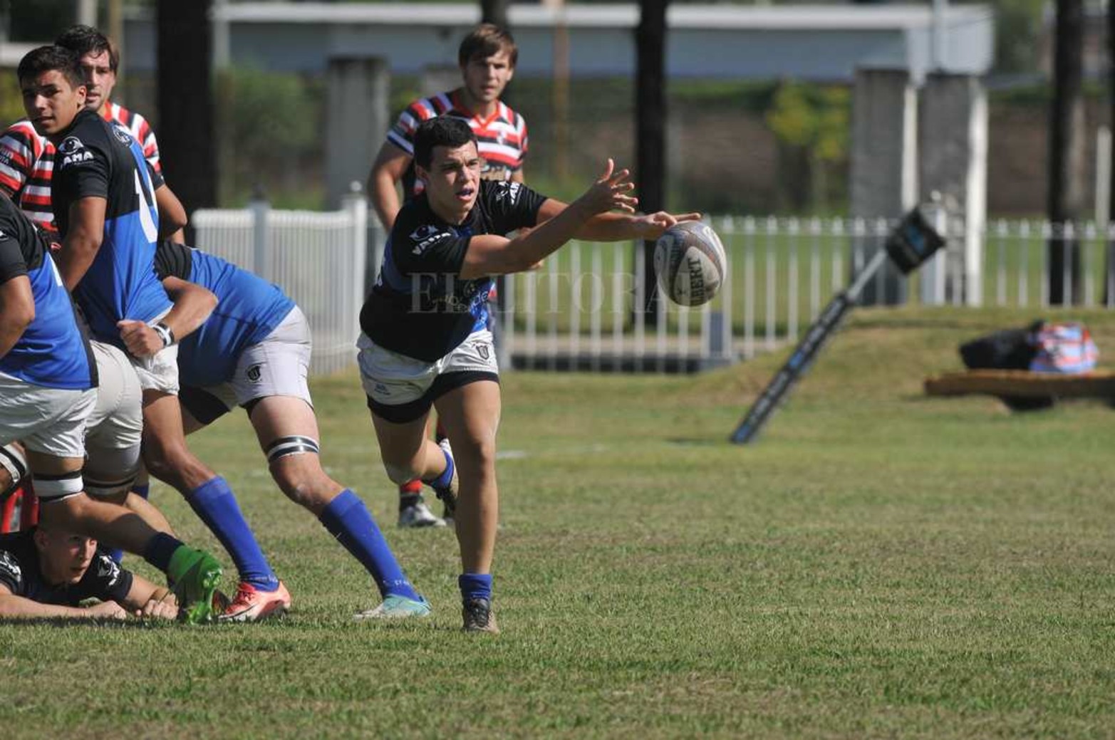 El rugby que fue uno de los primeros deportes en volver a entrenar en la ciudad pero hoy volvió a jugar un partido amistoso entre Universitario y Santa Fe Rugby.