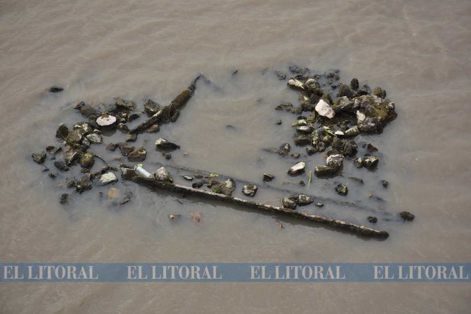 Puente acueducto. Los restos que aparecen serían de un puente de 1093 que traía el agua desde el río Colastiné.