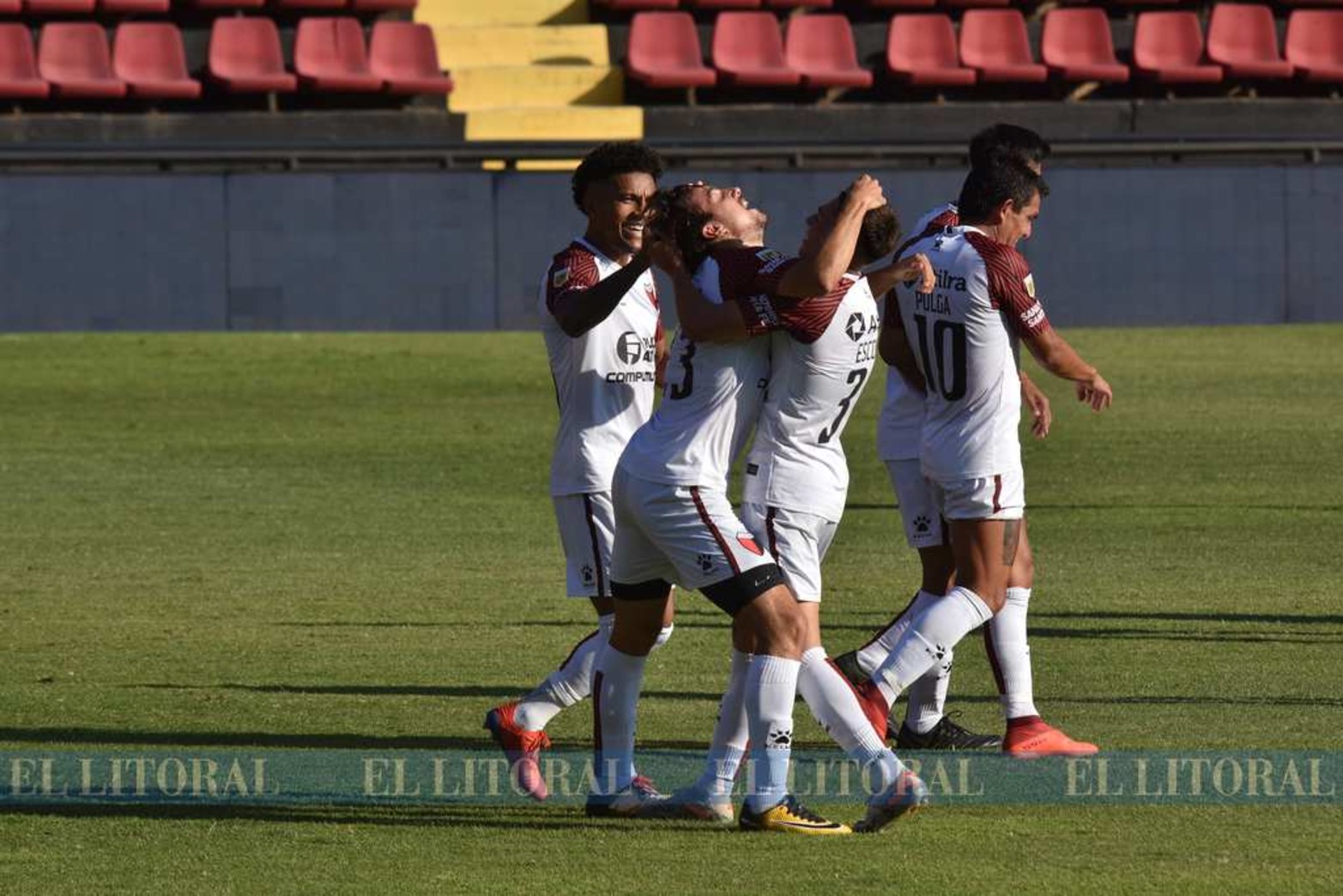 Colón y Defensa y Justicia juegan en el estadio Brigadier López.
