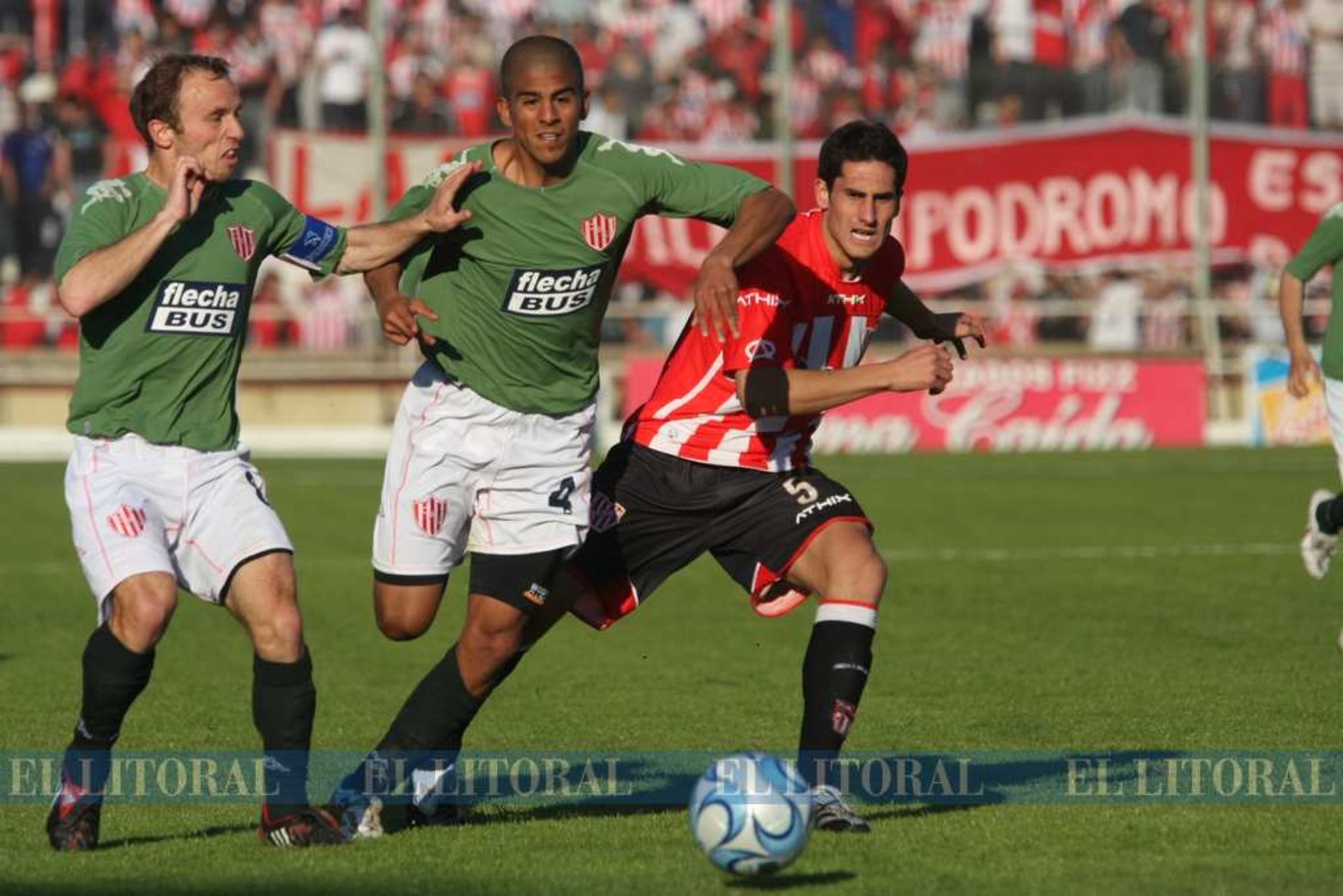 "Tarrito" Pérez y el "Chapa" Zapata empujan a su equipo cuando perdía 2 a 0 en el segundo tiempo.