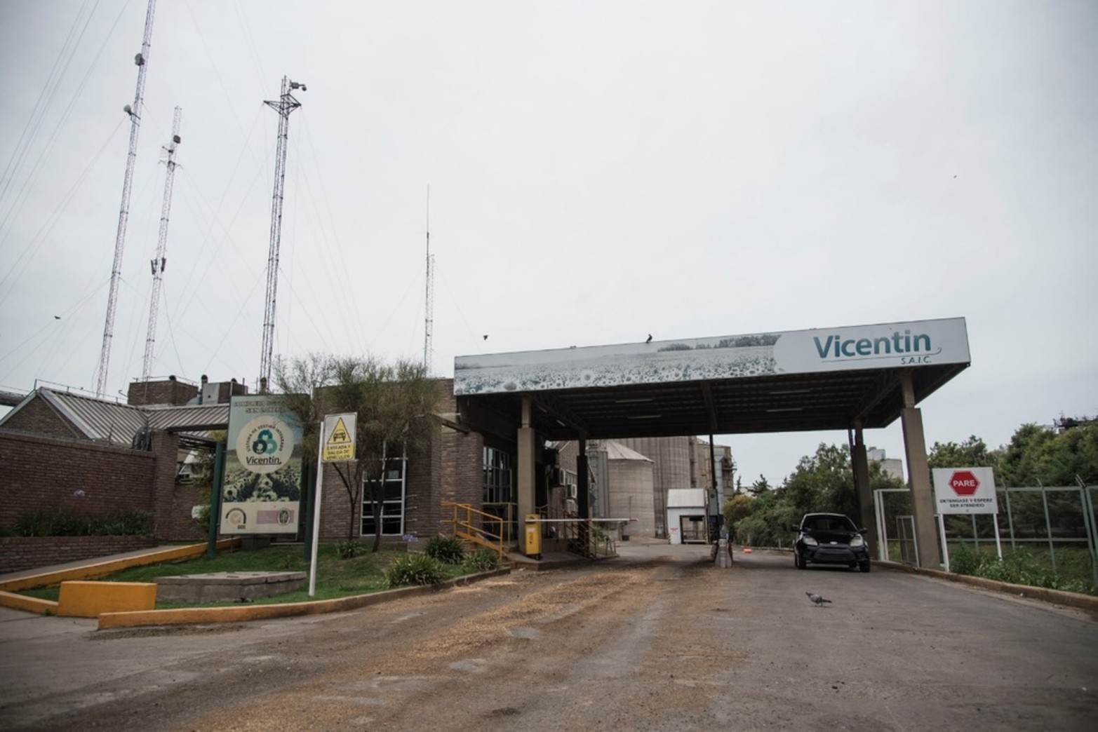 La huelga de los empleados de las grandes plantas a la vera del río Paraná lleva 9 días.