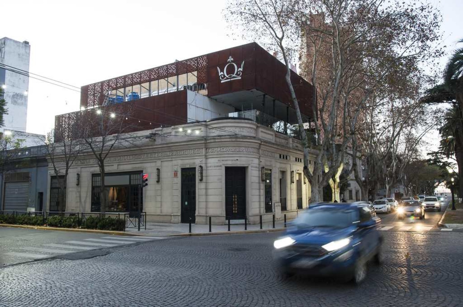 Queens en boulevard Oroño. Uno de nuevos bares que se instaló en la ciudad, permanece cerrado.