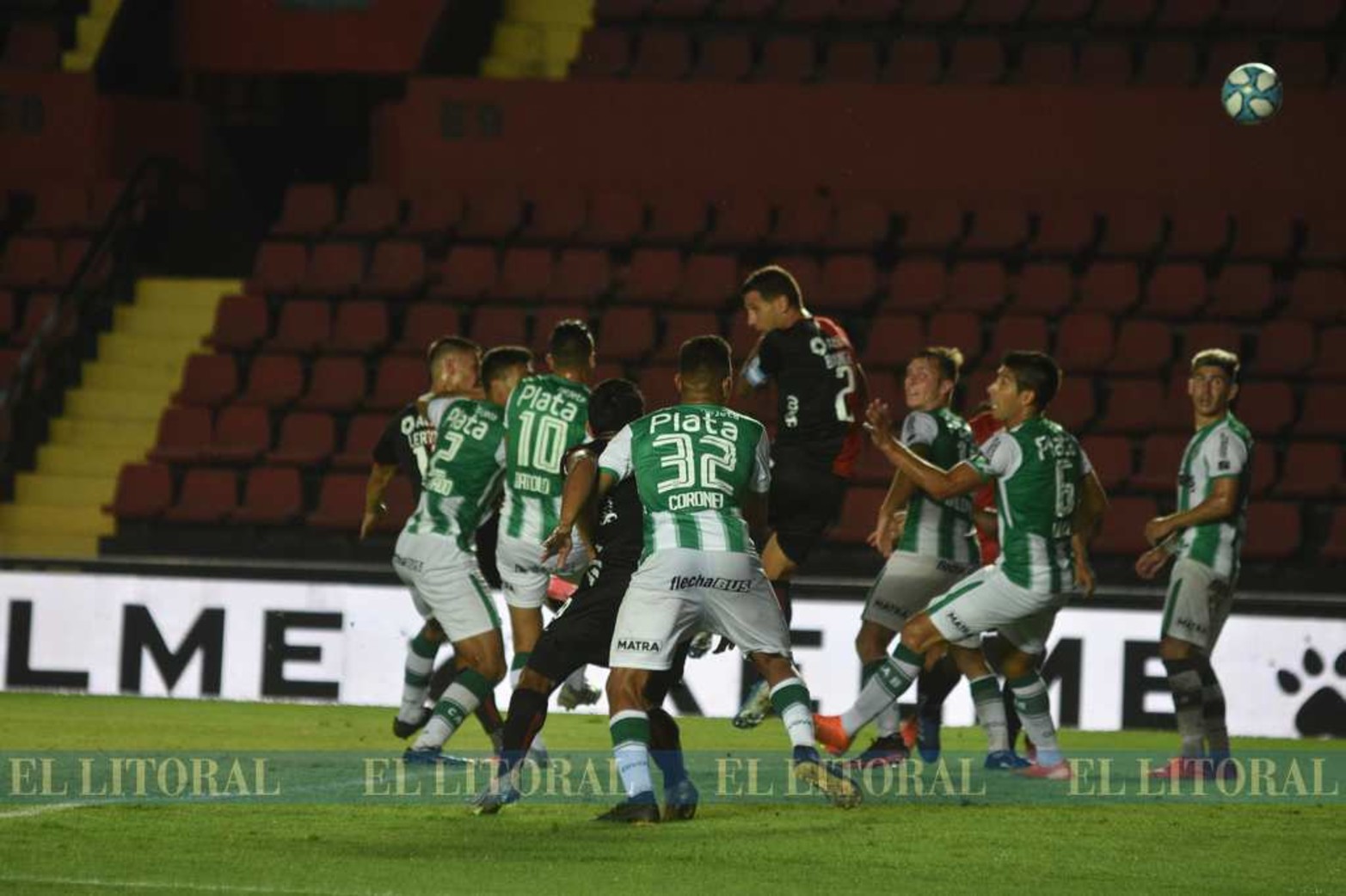 Banfield le ganó a Colón y lo dejó fuera de toda chance de pelear por un lugar en la final que otorga un lugar para la Copa Libertadores.