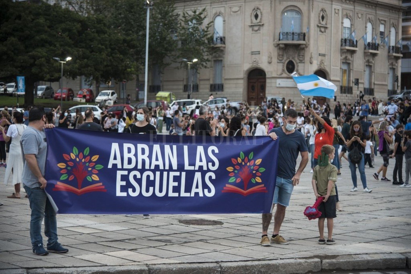 Un grupo de padres y maestros reclamó contra la suspensión de las clases presenciales en las adyacencias del Monumento a la Bandera en Rosario.
