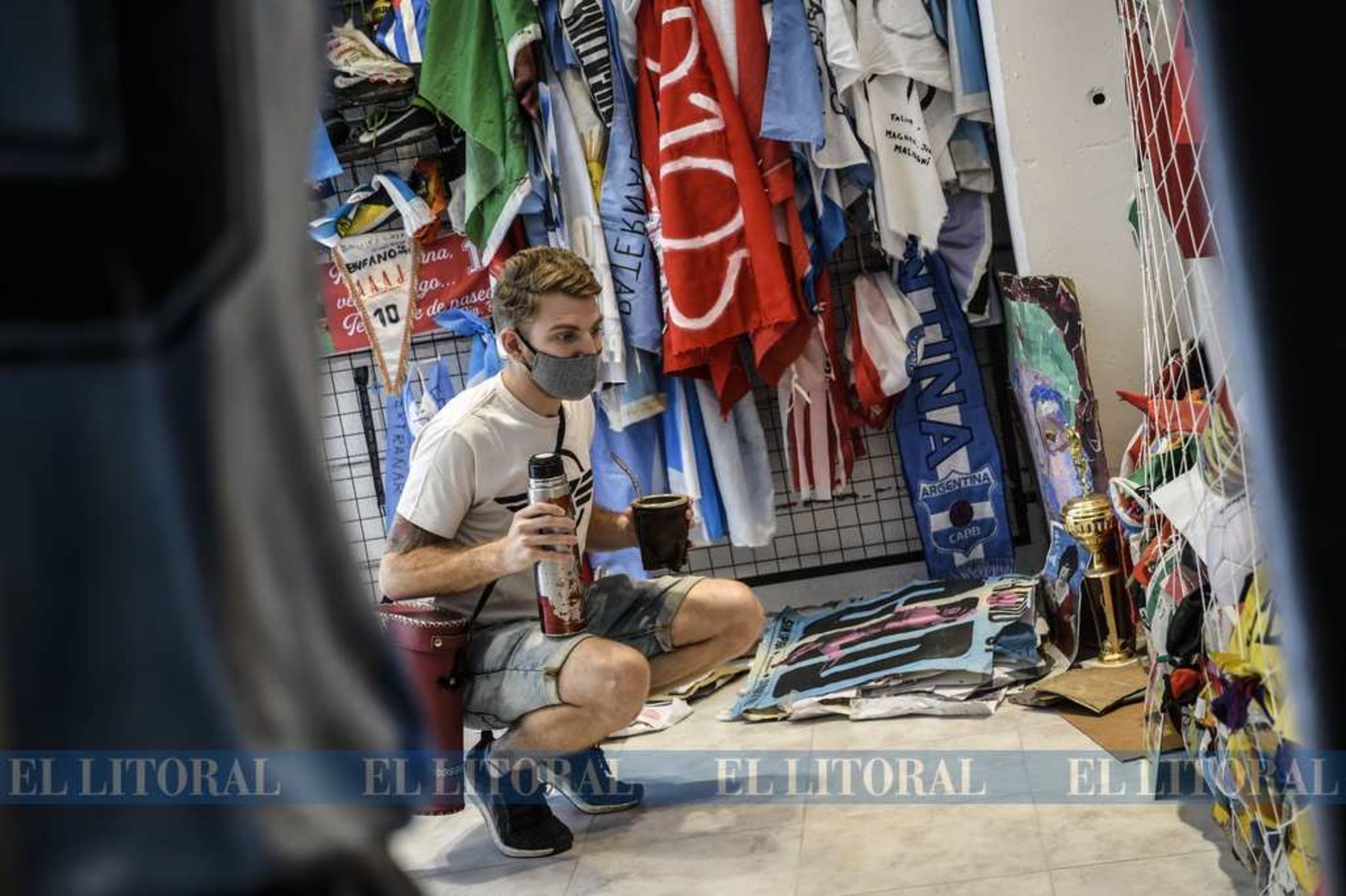 El santuario de Diego Maradona en Buenos Aires, en el barrio de La Paternal, se transforma en un punto de encuentro para calmar el dolor y donde día a día la gente deja su tributo al ídolo.