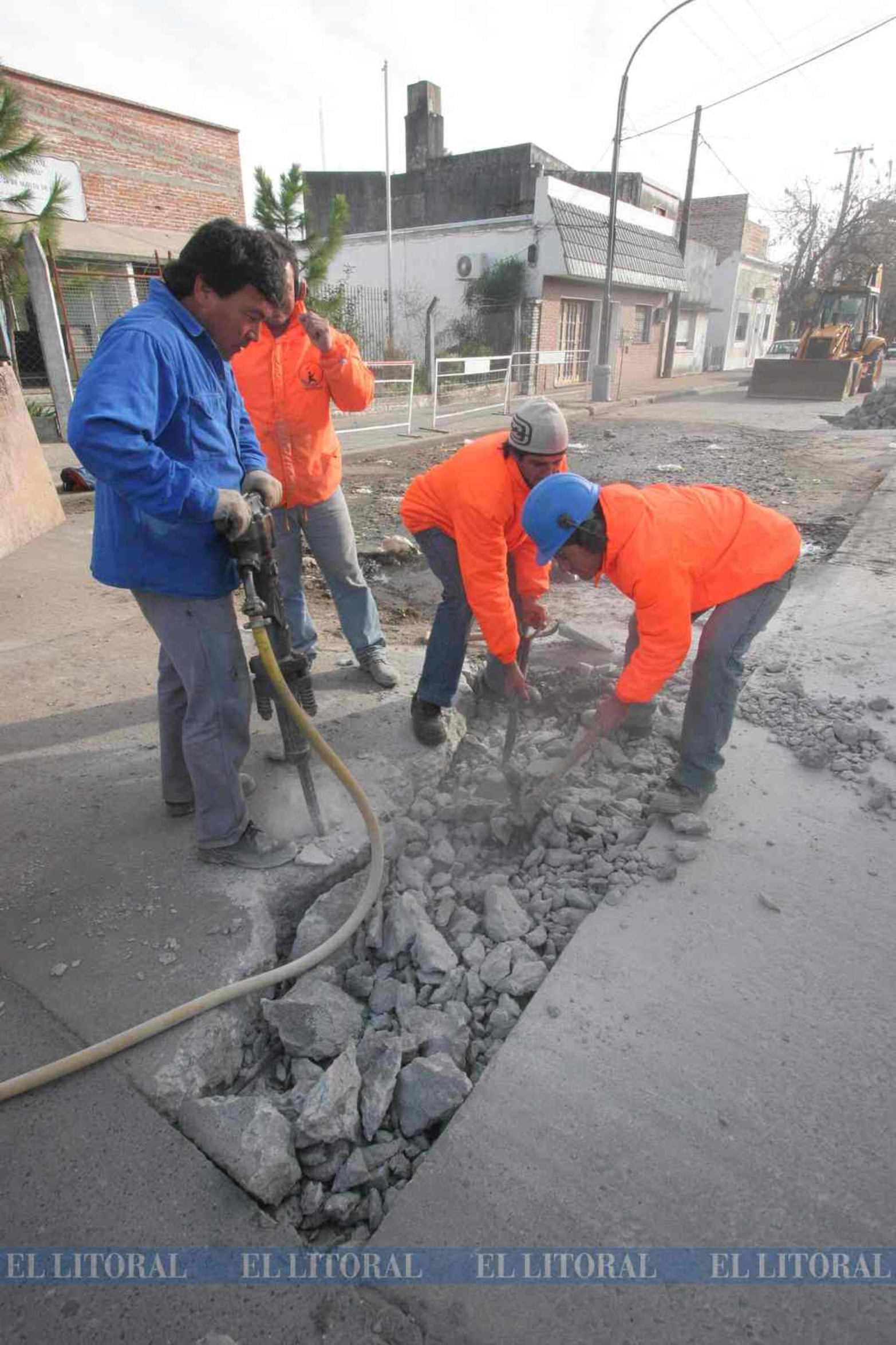 Los hundimientos en esta zona son frecuentes. Desde la década del 70, el socavón de Urquiza y Cándido Pujato viene 'derrumbando' cada intento de reparación y generando insistentes e históricos reclamos de los vecinos.