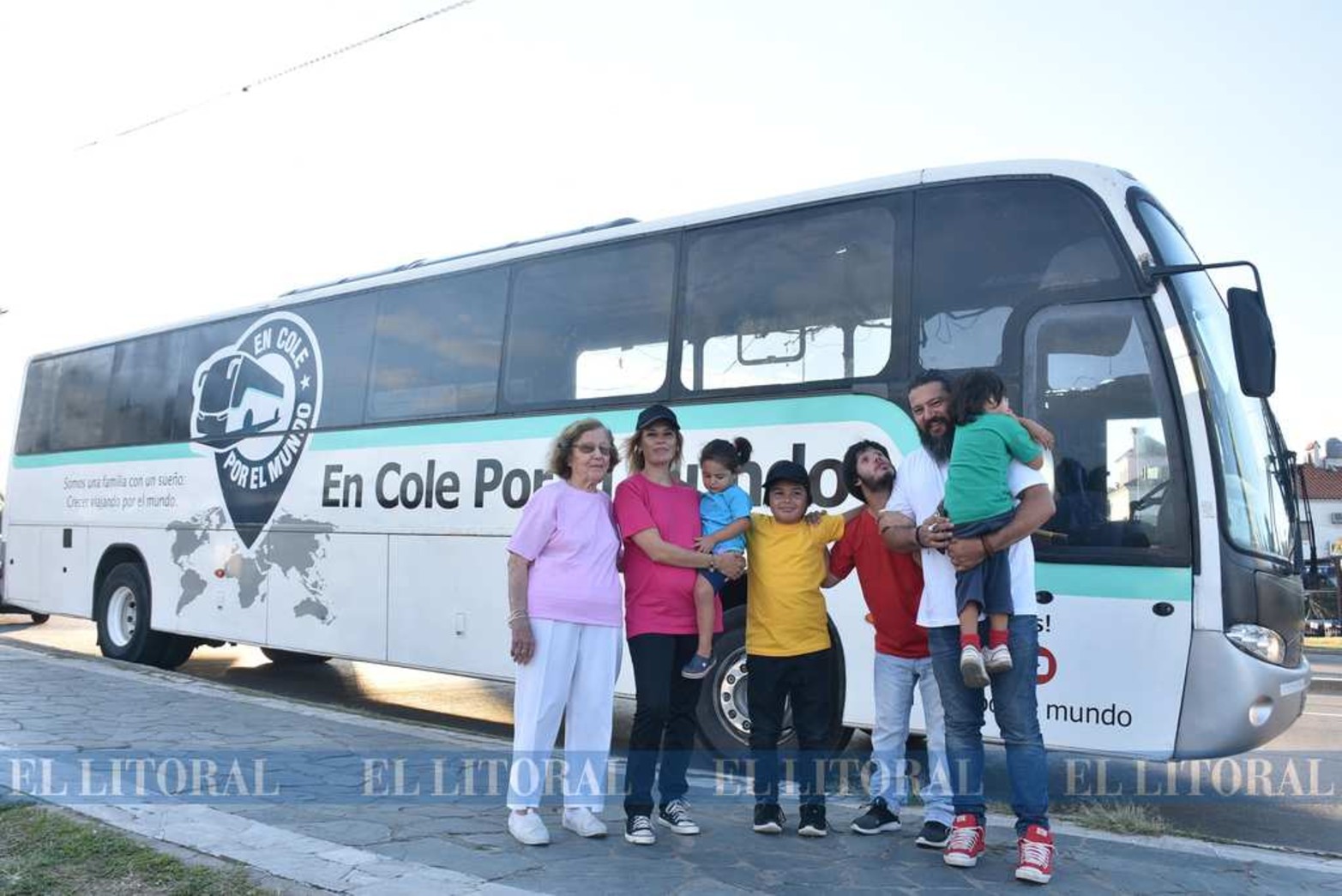 Martín Gauna, María Teresa Andrés (embarazada), Miryam Szylobryt y Pablo, Juani, Diogo e Indra Gauna