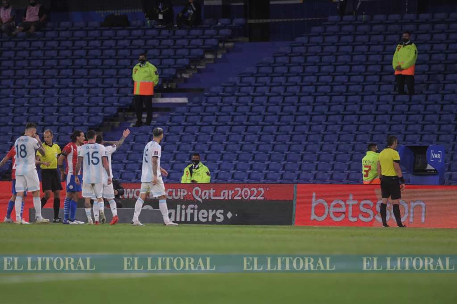 EL VAR, anuló un gol de Argentina. Cobró una falta cuando el equipo local recuperó la pelota. El tanto fue cobrado y a los pocos minutos anulado.