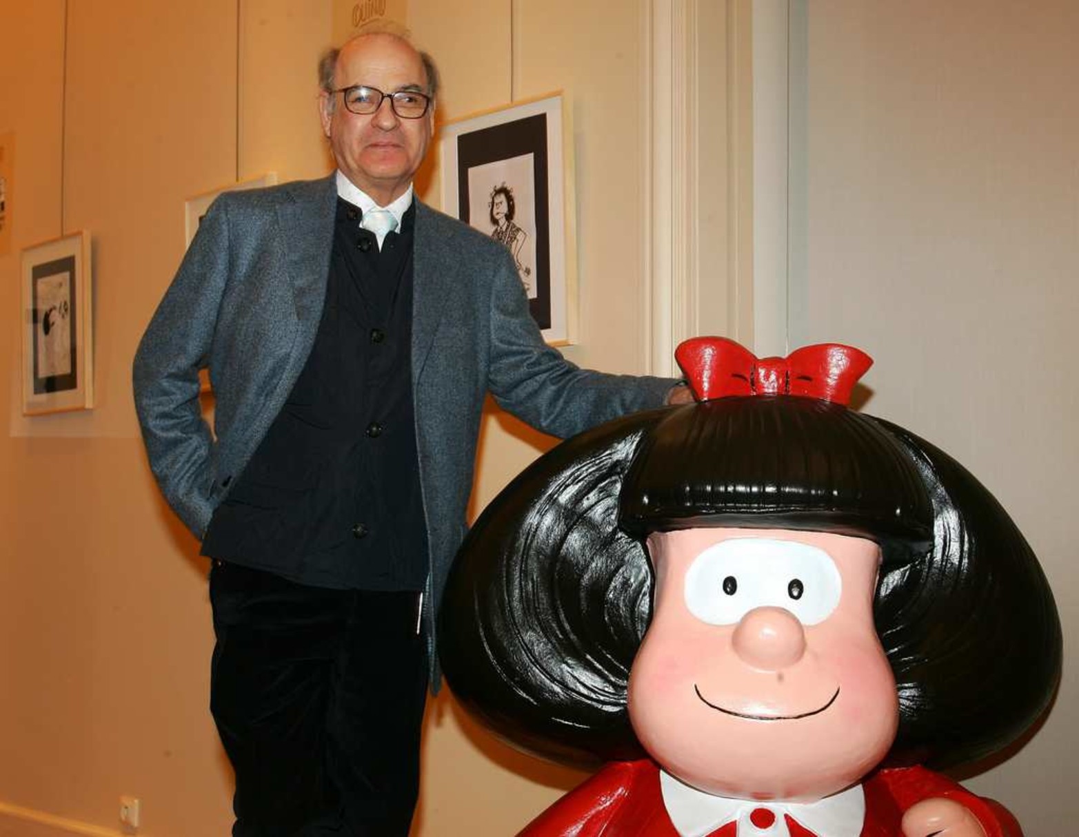 Con su personaje favorito.