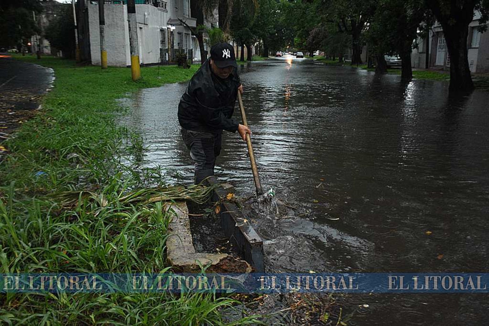 Personal municipal recorrió varios lugares para destapar desagües pluviales.
