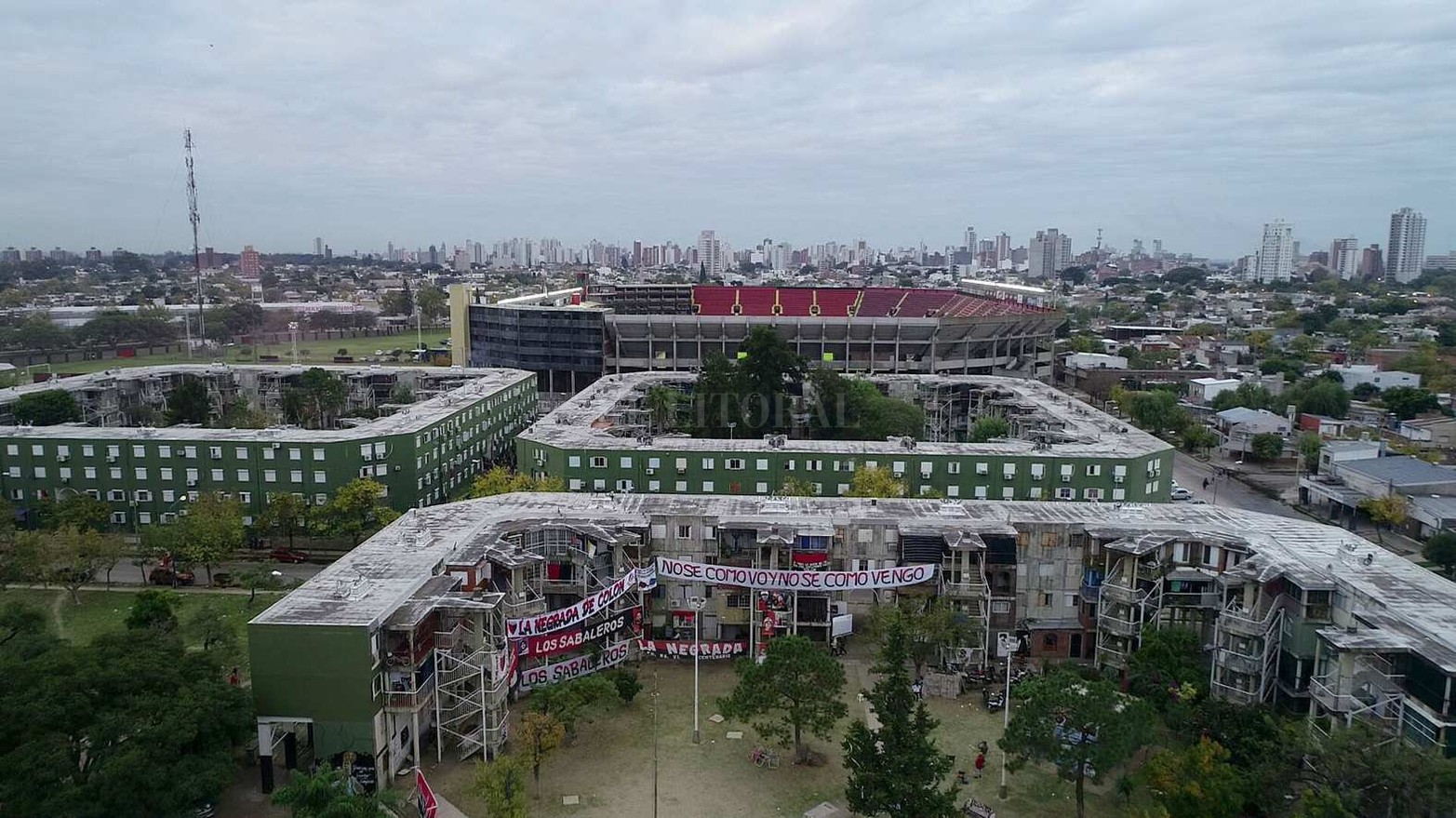Con los trapos en casa. En el Fonavi San Gerónimo de barrio Centenario así se vivió el clásico en pandemia.