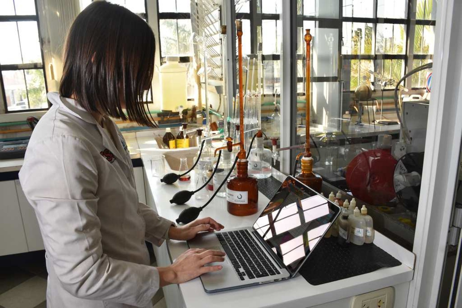 Del laboratorio al campo y a la industria. La empresa Quimadh lleva 25 años en el mercado local y más de una década en el mercado internacional.