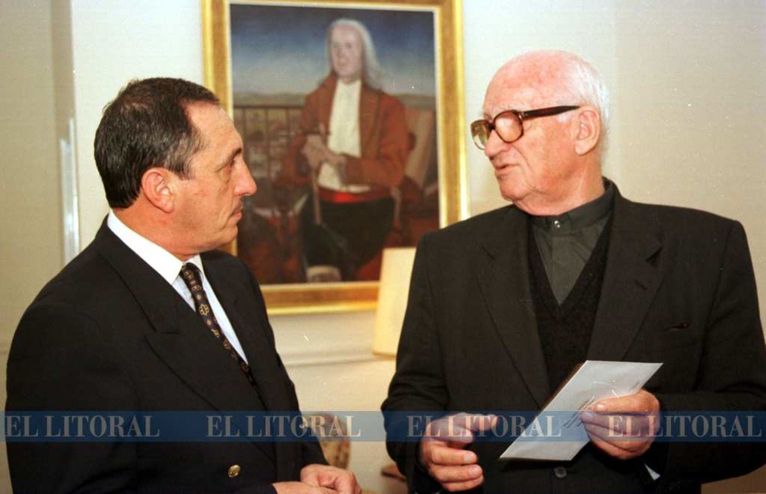 22.05.98. El gobernador Jorge Obeid entrega cheque enviado por Telefe para los inundados