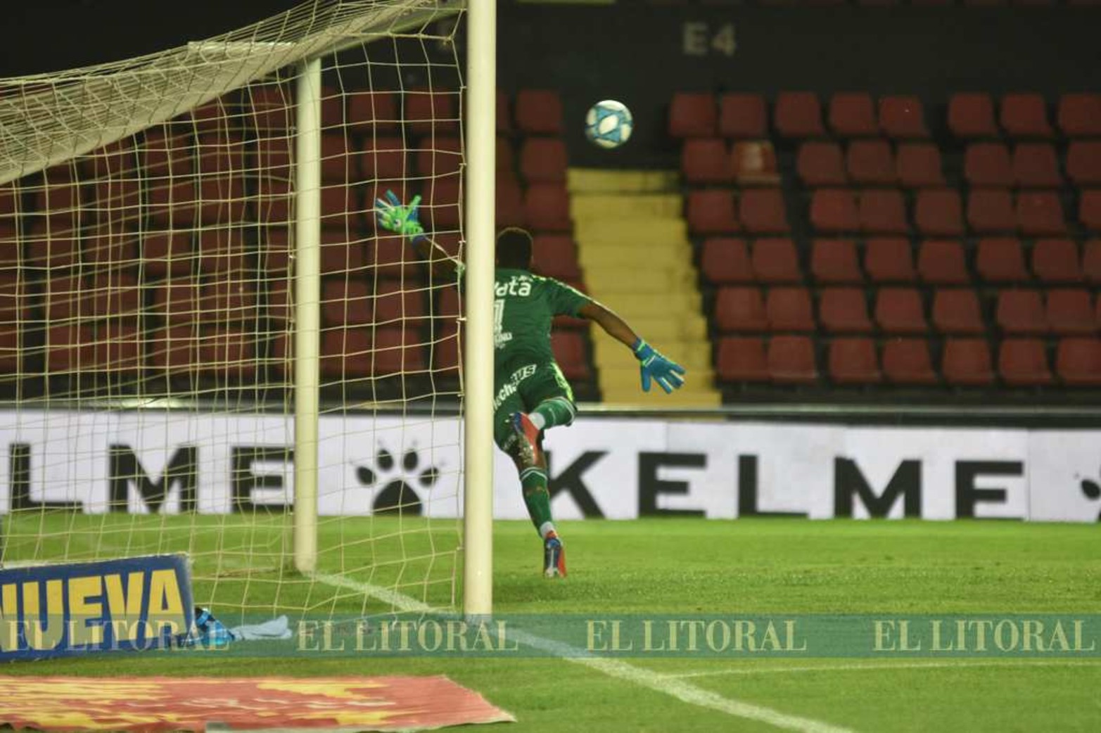La pelota ya busca la red. Otro golazo de Luis Miguel Rodríguez.