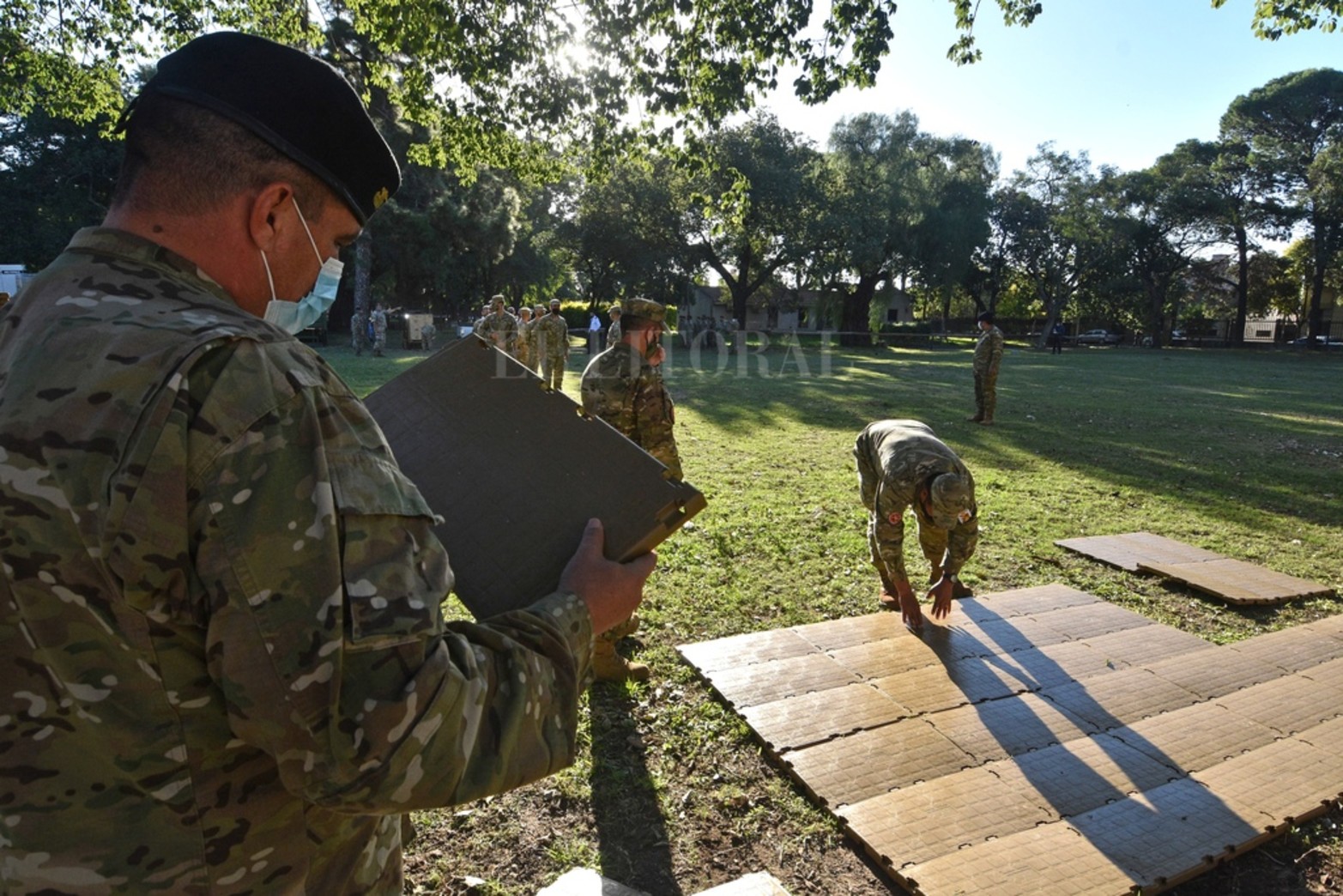 Se comenzará con el piso y luego, en secuencias, se seguirá con las carpas, entre las cuales habrá una suerte de "rotonda" que permitirá generar una conectividad entre aquellas. También habrá otra carpa auxiliar, que se podría utilizar para enfermería.