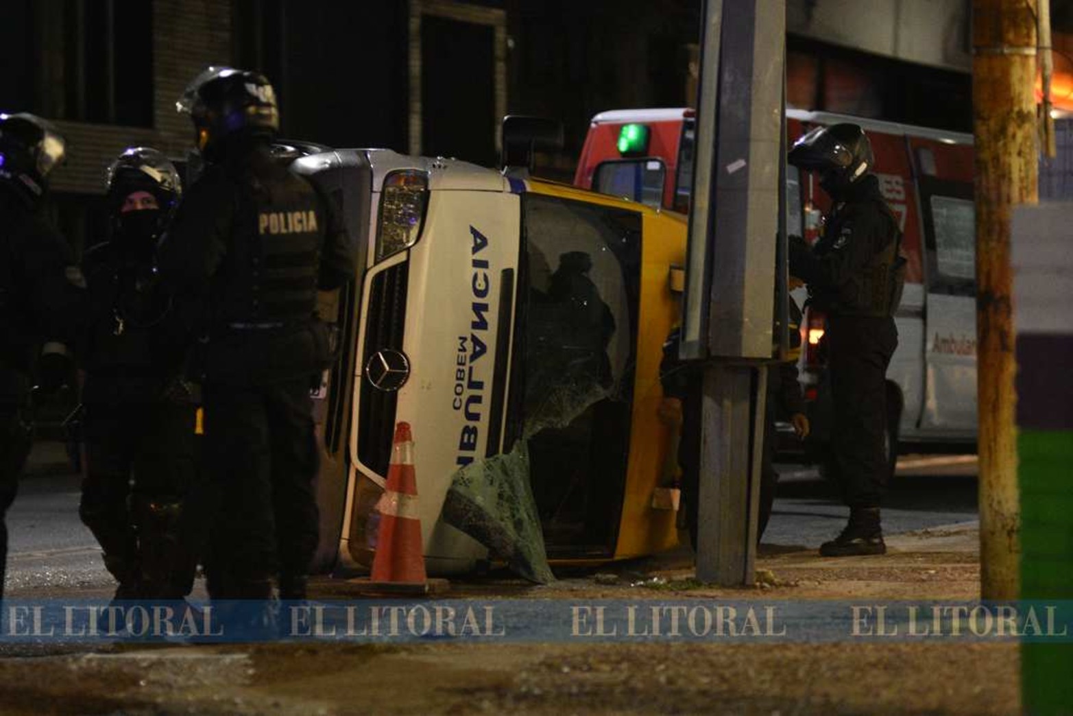 La ambulancia del Cobem corrió con un lateral unos 15 metros. Los cuatro ocupantes del servicio médico están solo con golpes. La conductora del auto no sufrió ningún daño.