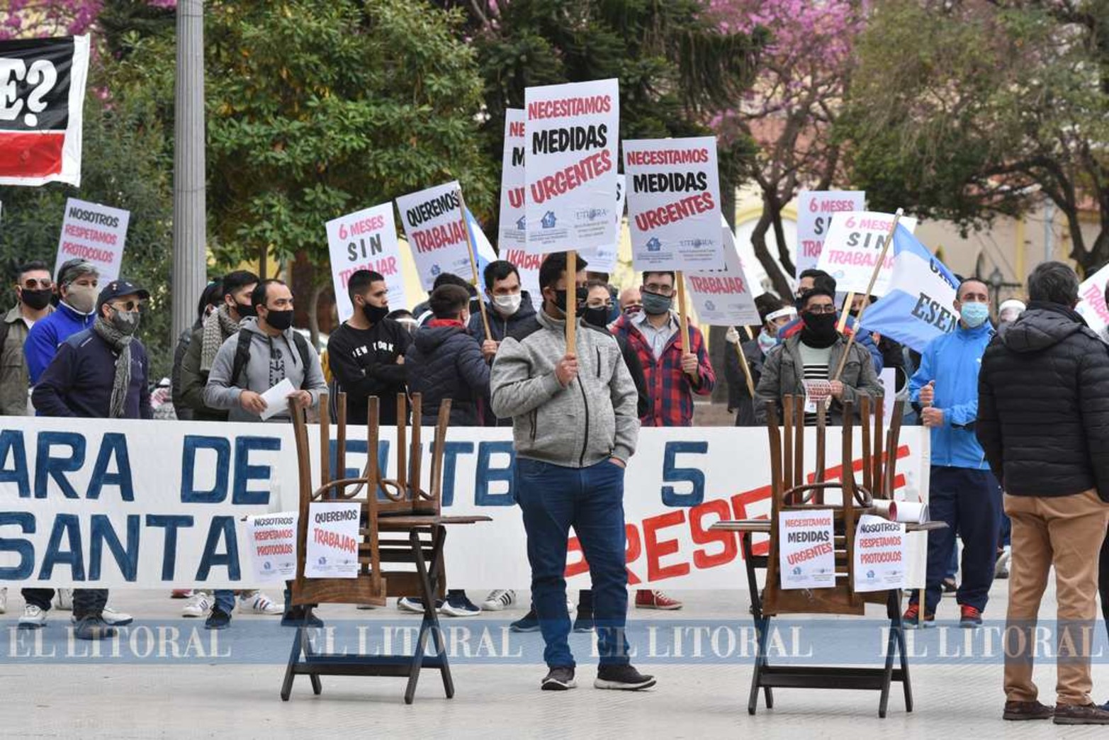 Los bares y hoteleros se movilizaron por la peatonal y llegaron hasta plaza 25 de mayo, frente a casa de gobierno. Entregaron un petitorio y armaron una mesa del dialogo. Siguen cerrados.