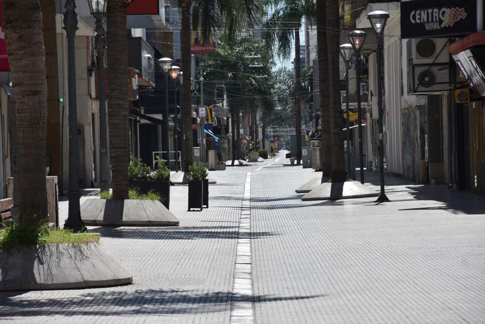 Sin peatones en la Peatonal. Un registro gráfico que será muy difícil de conseguir nuevamente.