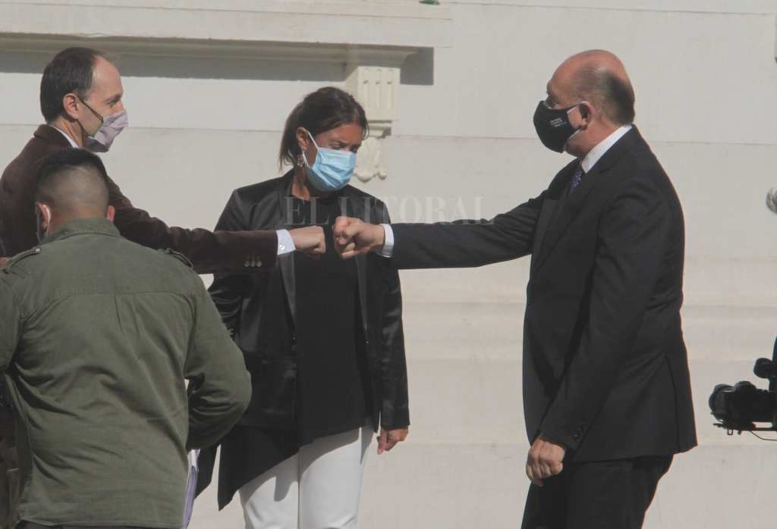 Los legisladores que recibieron al gobernador.