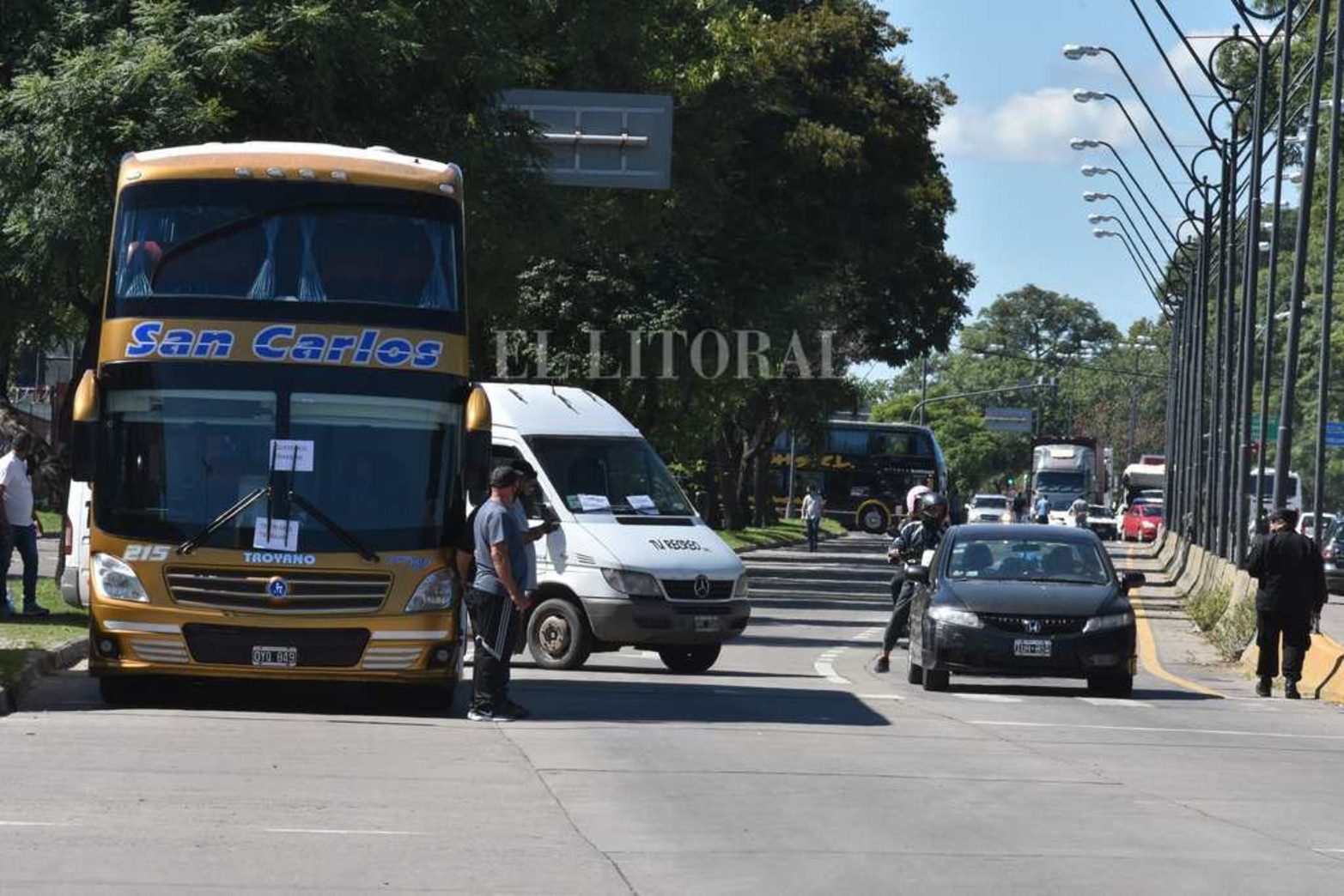 En avenida Alem, cortaron la colectora y uno de los carriles de la arteria principal.