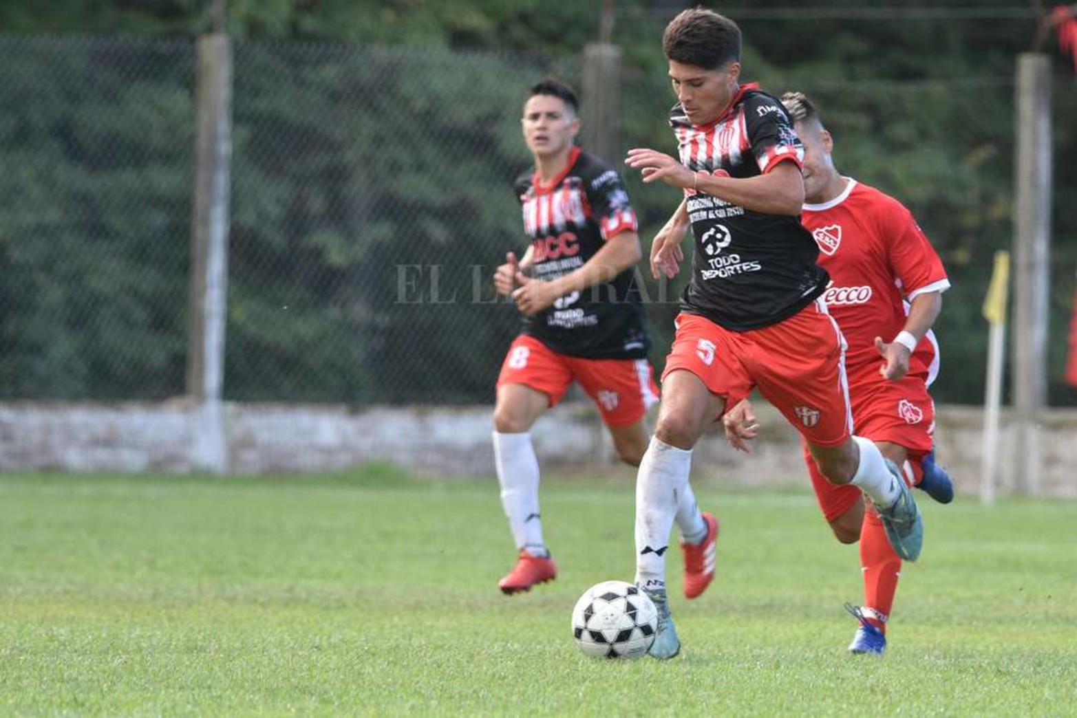 En la liga santafesina de fútbol A Independiente le ganó 1 a 0 a Colón de San Justo.