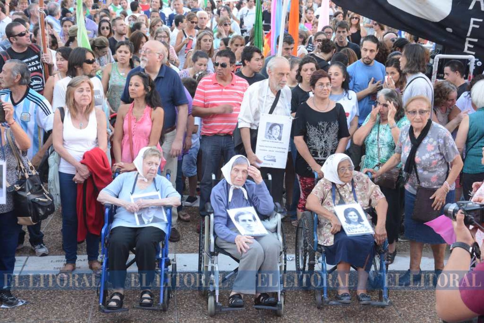 Los tres angeles y todos atrás. 24 de marzo de 2017. Un imagen que se venia repitiendo cada años. Solo queda Otilia Acuña (derecha en silla de ruedas) que el pasado 16 de marzo cumplió 100 años..