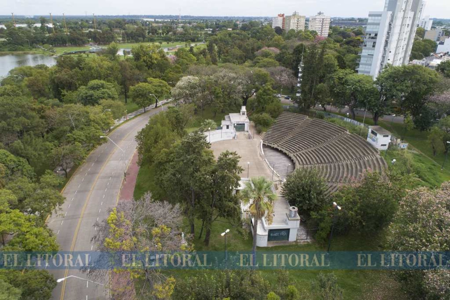 El parque del Sur, con el anfiteatro municipal, rodeado de árboles.
