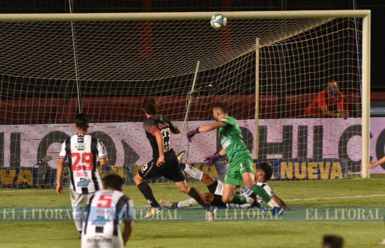 La jugada del primer tiempo de Bernardi que pegó en el travesaño y se fue afuera la pelota.
