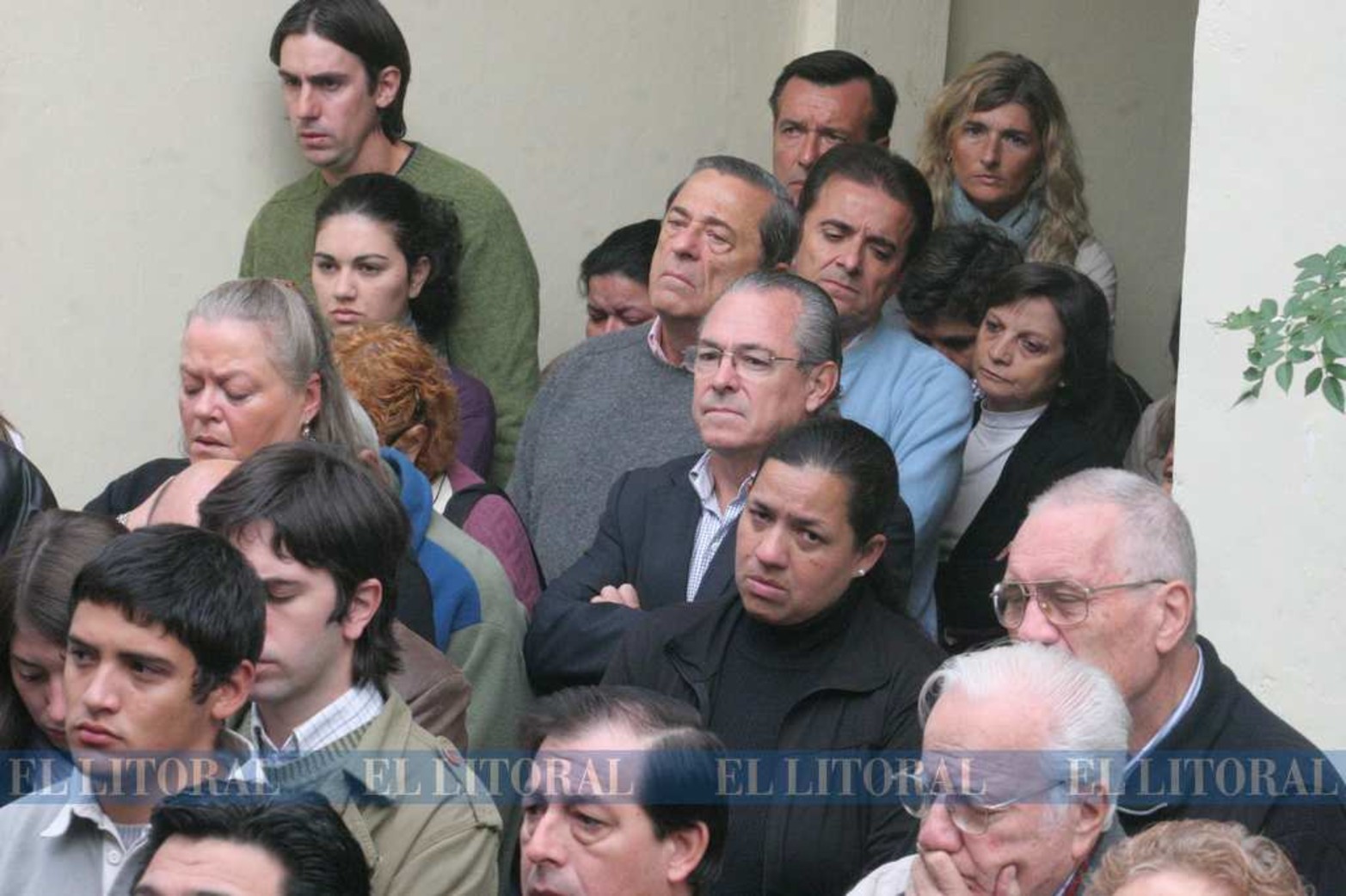 Amigos y conocidos en el velatorio y misa, en el Colegio Mayor Universitario.