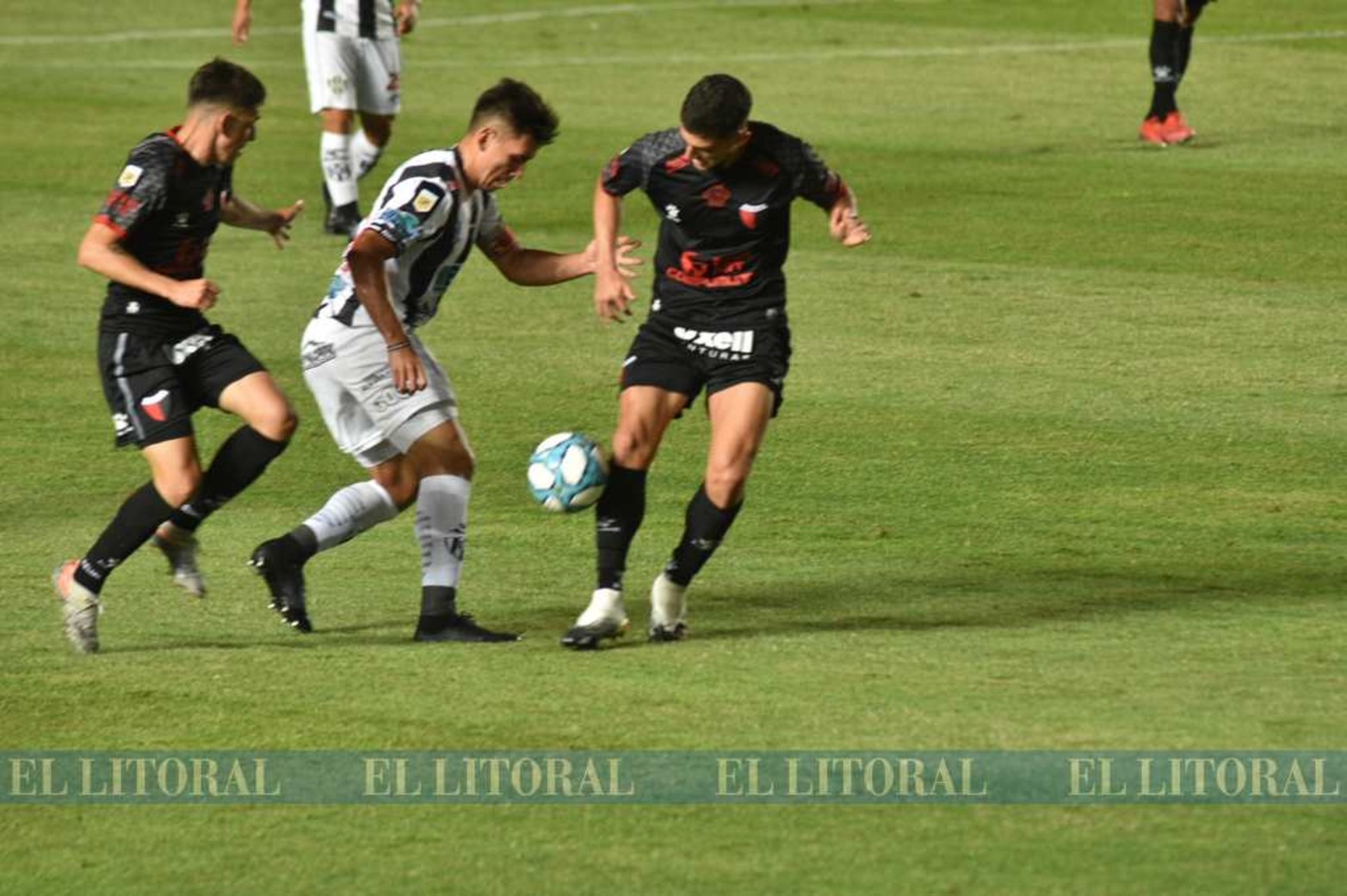 Escenas del encuentro entre Colón y Central Córdoba de Santiago del Estero.