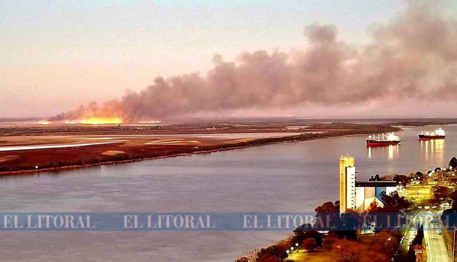 La postal que no se debe repetir. Los humedales del delta de Paraná frente a Rosario una vez mas en llamas. Y con el humo que llega a la ciudad.