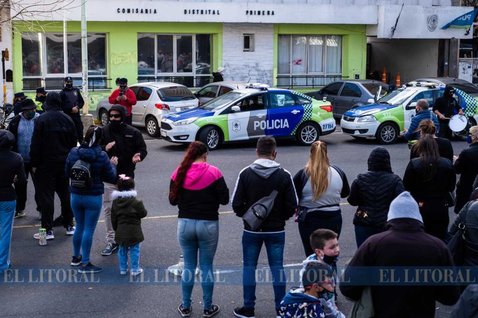 La policía de la provincia de Buenos Aires reclama aumento de sueldo. Al ser una institución sin representación gremial, usaron los propios móviles oficiales para llevar adelante la protesta.