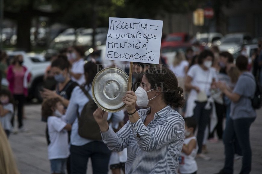 Protesta en Rosario por la suspensión de las clases presenciales