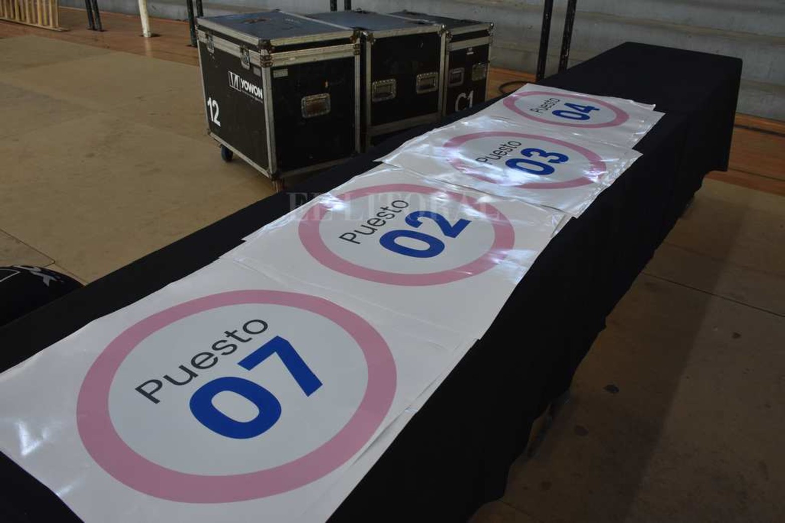 El lugar que suele utilizar el Ministerio de Educación para otorgar las titularizaciones docentes, se montó para la vacunación a los docentes. Es el Centro de Educación Física, ubicado en avenida Galicia y Las Heras.