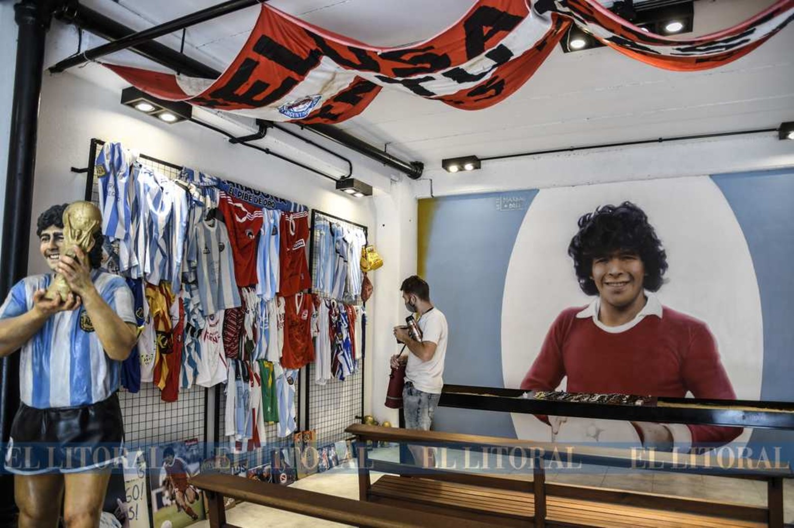 El santuario de Diego Maradona en Buenos Aires, en el barrio de La Paternal, se transforma en un punto de encuentro para calmar el dolor y donde día a día la gente deja su tributo al ídolo.