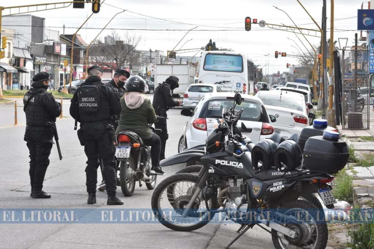 La modalidad de trabajo, de la policía de Santa Fe, para disminuir los robos es hacer operativos sorpresas en distintas zonas y horarios.