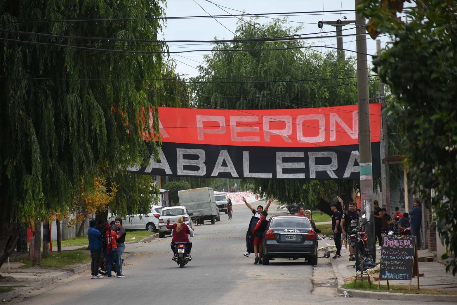En barrio Barranquitas. En los barrios de la ciudad los hinchas acompañaron desde sus casas a su equipo favorito.
