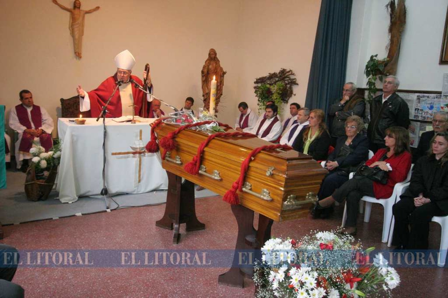 Monseñor Arancedo,  en el velatorio y misa, en el Colegio Mayor Universitario.