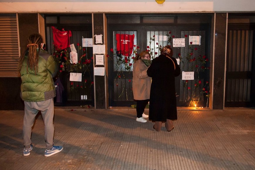 La gente despide a Hermes Binner con flores frente a su casa