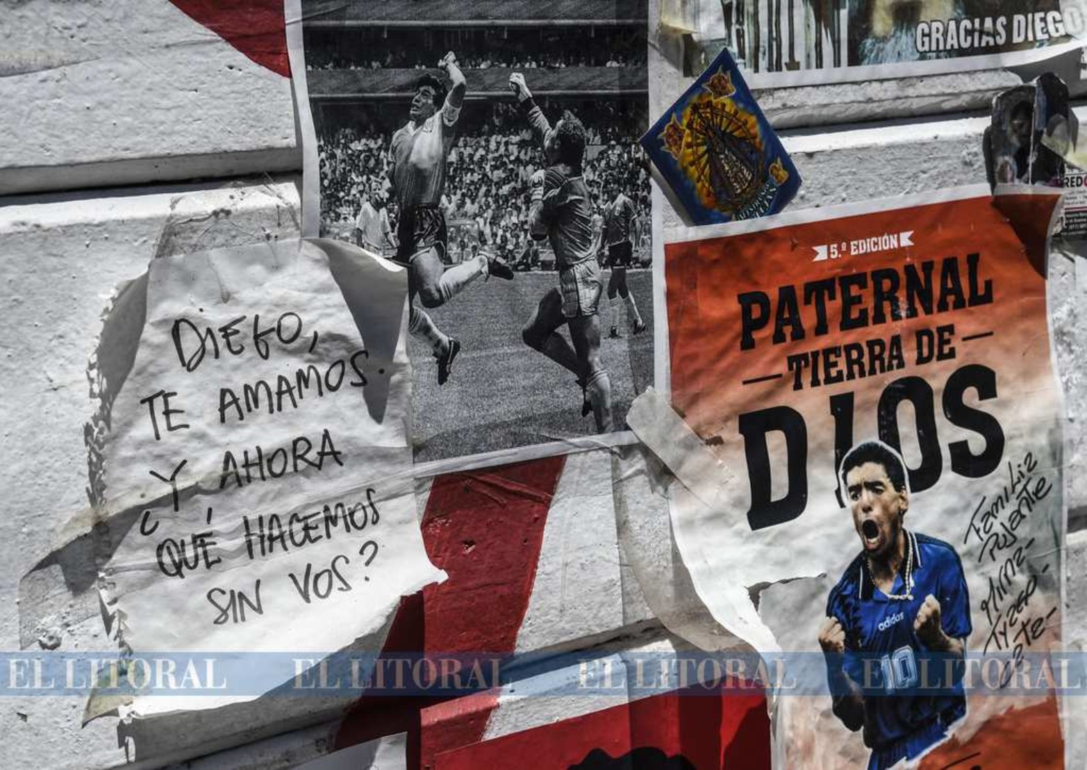 El santuario de Diego Maradona en Buenos Aires, en el barrio de La Paternal, se transforma en un punto de encuentro para calmar el dolor y donde día a día la gente deja su tributo al ídolo.