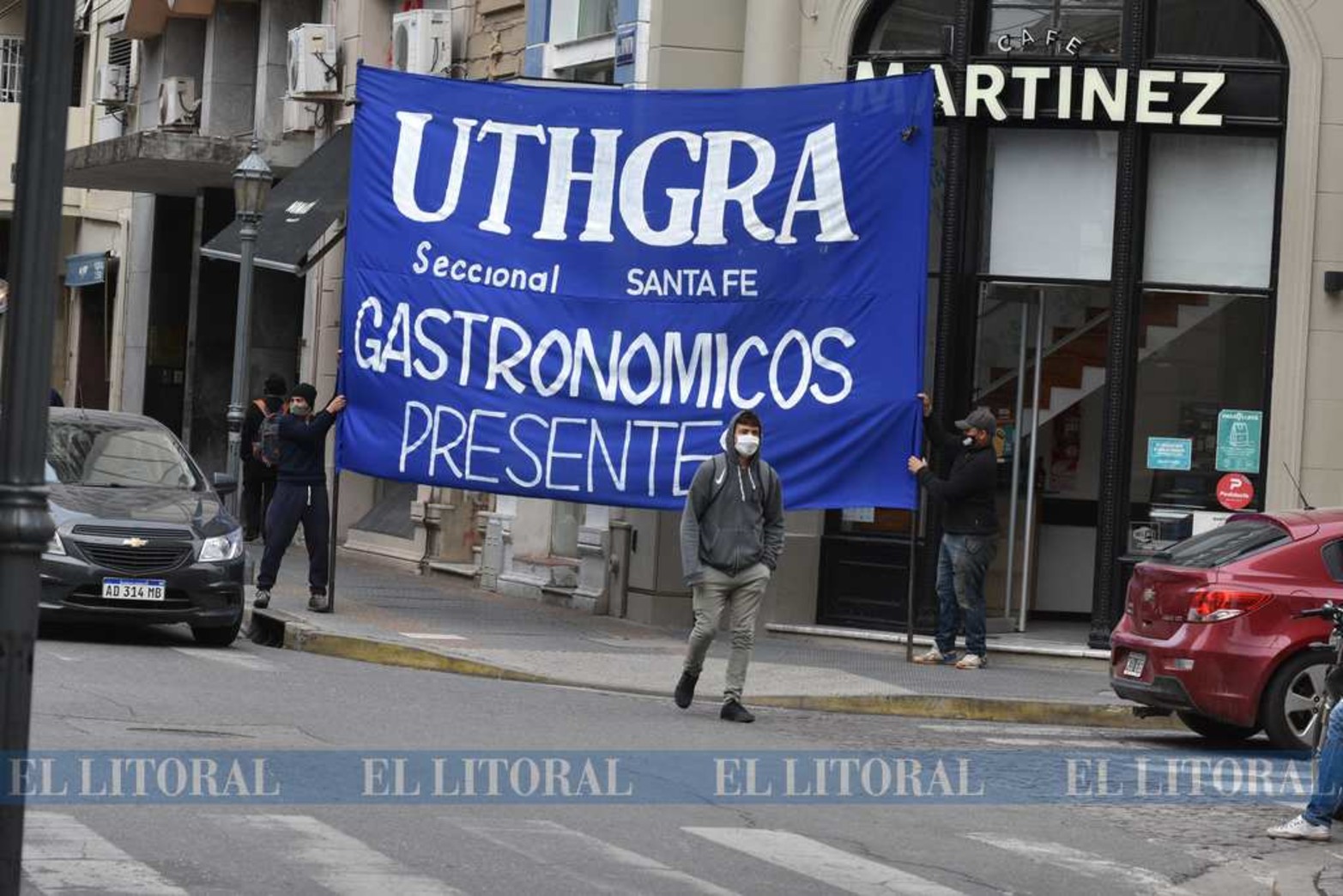Los bares y hoteleros se movilizaron por la peatonal y llegaron hasta plaza 25 de mayo, frente a casa de gobierno. Entregaron un petitorio y armaron una mesa del dialogo. Siguen cerrados.