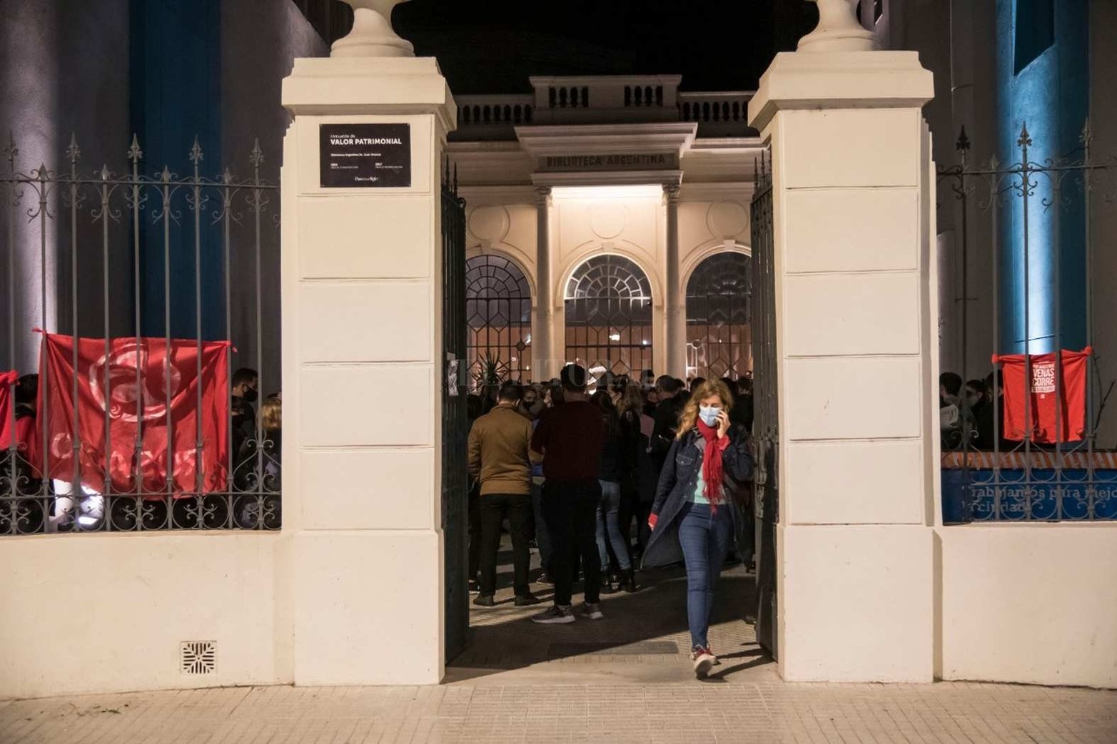 En el ingreso de la biblioteca Argentina Juan Alvarez se concentra el sepelio sin cuerpo de Miguel Lifschitz.