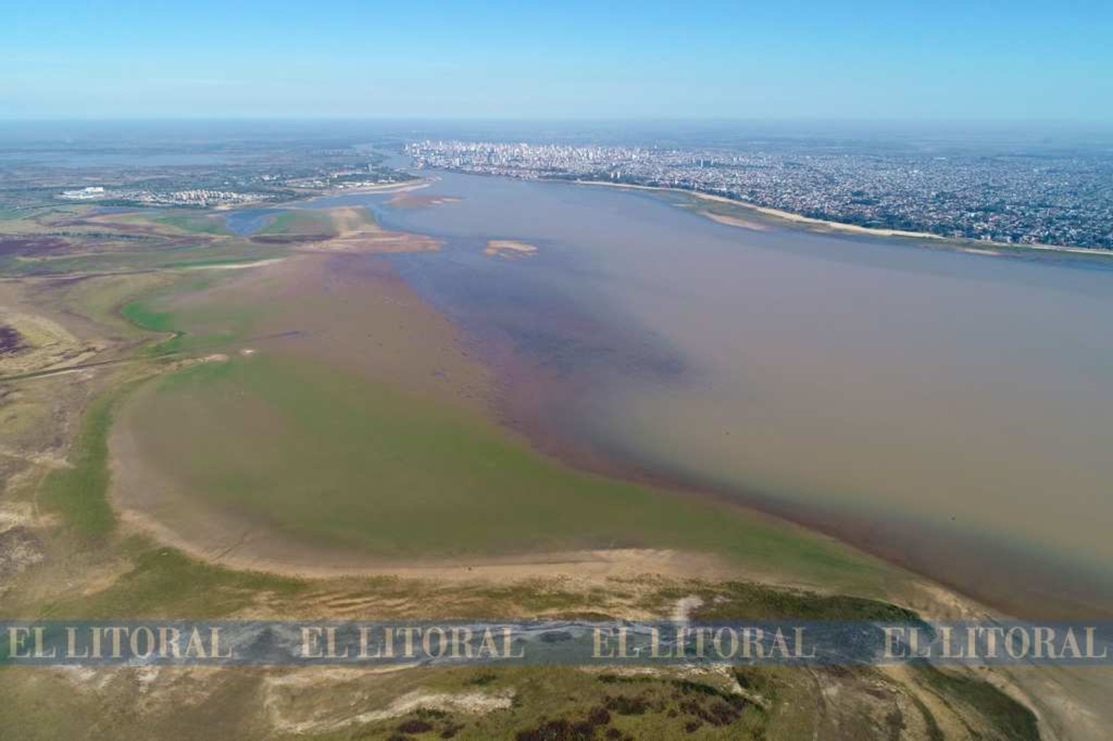 Los trabajos de excavación se realizan del lado este de la laguna.